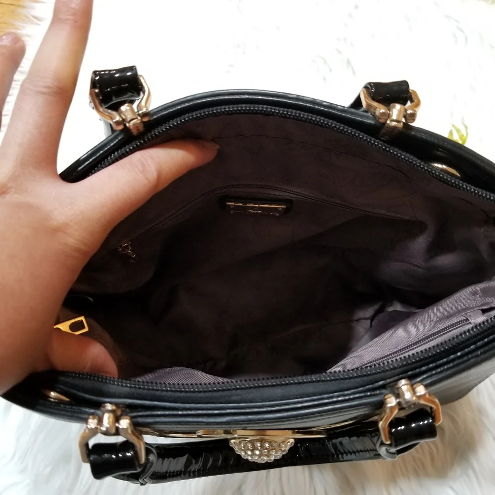 FASHION LEATHER Black Handbag With Zipper Closure.... - Picture 13 of 17